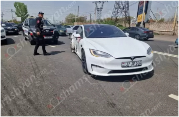 Աբովյանում բախվել են «Tesla»-ն և «Hyundai»-ը․ պարեկները սահմանազատել են տարածքը